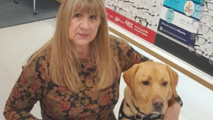 Illustration : Atteinte de surdité, elle peut enfin dormir sans peur ni aides auditives après des décennies de nuits stressantes grâce à son chien d'assistance