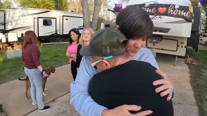 Illustration : Ce sans-abri se privait de manger pour nourrir son chien, ils ont d&eacute;sormais un mobile-home gr&acirc;ce &agrave; 5 femmes au grand coeur
