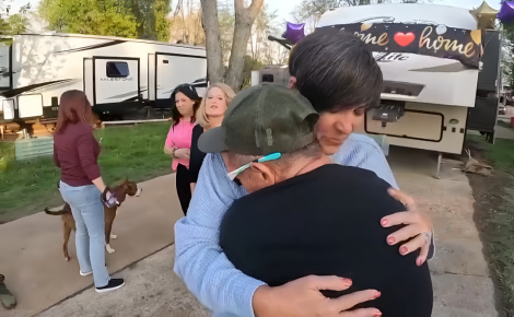Ce sans-abri se privait de manger pour nourrir son chien, ils ont désormais un mobile-home grâce à 5 femmes au grand coeur