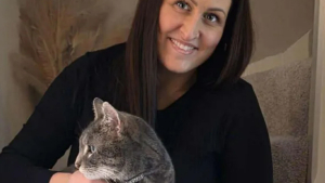 Illustration : Une femme et un ouvrier du bâtiment permettent de retrouver un chat perdu depuis 5 ans