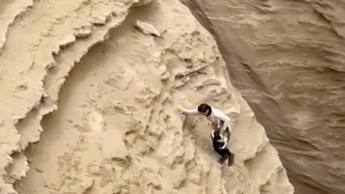Illustration : "Un guide touristique descend un canyon sans équipement pour sauver une chienne et la réunir avec sa famille (vidéo)"