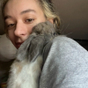 Illustration : Reconnaissante d'&ecirc;tre soign&eacute;e, cette lapine qui se cachait sous un meuble depuis 3 semaines fait son premier c&acirc;lin &agrave; sa bienfaitrice