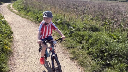 Illustration : A 8 ans, il parcourt 53 km &agrave; v&eacute;lo et r&eacute;colte 1100 euros pour les chiens guides d'aveugles apr&egrave;s en avoir rencontr&eacute; un &agrave; l'&eacute;cole
