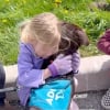Illustration : Apr&egrave;s quelques jours d'attente, une fillette retrouve la chienne borgne qui l'a marqu&eacute;e au refuge et l'adopte (vid&eacute;o)