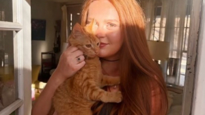 Illustration : En découvrant au réveil des cheveux coupés sur son lit, cette femme réalise que son chat les mâchouille durant la nuit