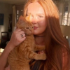 Illustration : En d&eacute;couvrant au r&eacute;veil des cheveux coup&eacute;s sur son lit, cette femme r&eacute;alise que son chat les m&acirc;chouille durant la nuit