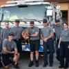 Illustration : Les pompiers adoptent un Pitbull attach&eacute; &agrave; un poteau devant leur caserne avec une lettre de son ma&icirc;tre qui re&ccedil;oit de l'aide &agrave; son tour