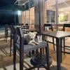 Illustration : Un Caniche &acirc;g&eacute; patiente une nuit sur la terrasse d&rsquo;un Starbucks, jusqu&rsquo;&agrave; ce qu&rsquo;on le remarque et qu&rsquo;il retrouve ses ma&icirc;tres inquiets