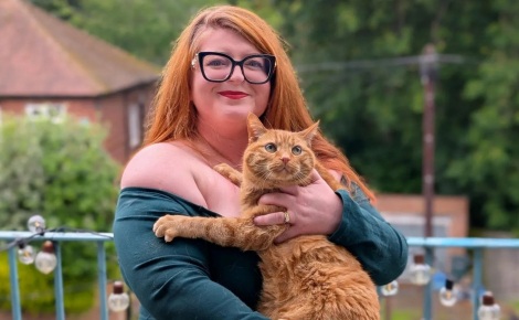 Pour recréer du lien entre voisins, elle lance un annuaire dédié aux chats de son quartier (vidéo)