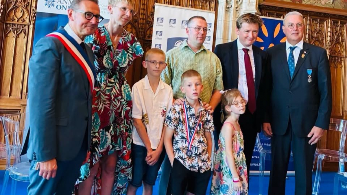 Illustration : "Après avoir sauvé sa sœur et son chien d’un incendie, Gabin, 9 ans, reçoit la médaille d’honneur pour acte de courage et de dévouement par la mairie d'Arras (62)"