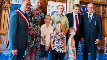 Illustration : Apr&egrave;s avoir sauv&eacute; sa s&oelig;ur et son chien d&rsquo;un incendie, Gabin, 9 ans, re&ccedil;oit la m&eacute;daille d&rsquo;honneur pour acte de courage et de d&eacute;vouement par la mairie d'Arras (62)