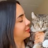 Illustration : Apr&egrave;s lui avoir rendu visite tous les jours pendant un an, une b&eacute;n&eacute;vole gagne la confiance d'une chatte s&eacute;niore errante et l'adopte