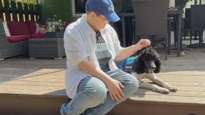Illustration : Après la polémique, une compagnie aérienne qui avait refusé le chien d'assistance d'un adolescent guéri d'une leucémie revient sur sa décision et les laisse prendre l'avion