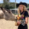 Illustration : B&eacute;n&eacute;vole dans un refuge, cette musicienne d&eacute;couvre le talent musical d&rsquo;un cheval qui devient son compagnon de musique (vid&eacute;o)
