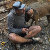Illustration : Des secouristes de montagne en entra&icirc;nement attirent une chienne perdue avec des morceaux d'omelette et la restituent saine et sauve &agrave; sa famille
