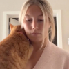 Illustration : Ce chat de refuge dont personne ne voulait se love maintenant tous les soirs dans le cou de sa propri&eacute;taire qui cuisine (vid&eacute;o)