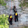 Illustration : Ce chien, coinc&eacute; sur une corniche pendant 17 heures apr&egrave;s une chute de 60 m&egrave;tres, est sauv&eacute; par les pompiers (vid&eacute;o)