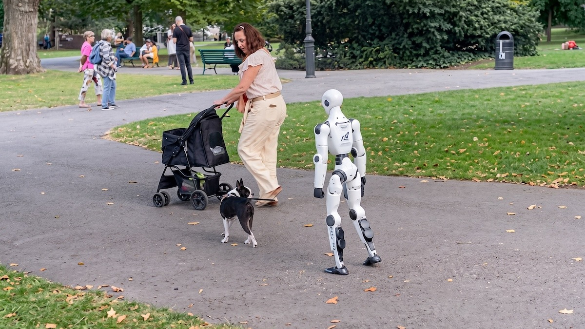 Illustration : "Totalement outrés par cette scène, des passants filment un robot humanoïde promenant un chien en laisse (vidéo)"