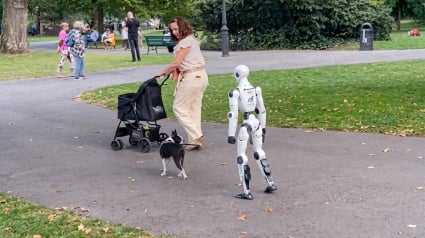 Illustration : Totalement outr&eacute;s par cette sc&egrave;ne, des passants filment un robot humano&iuml;de promenant un chien en laisse (vid&eacute;o)