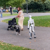 Illustration : Totalement outr&eacute;s par cette sc&egrave;ne, des passants filment un robot humano&iuml;de promenant un chien en laisse (vid&eacute;o)