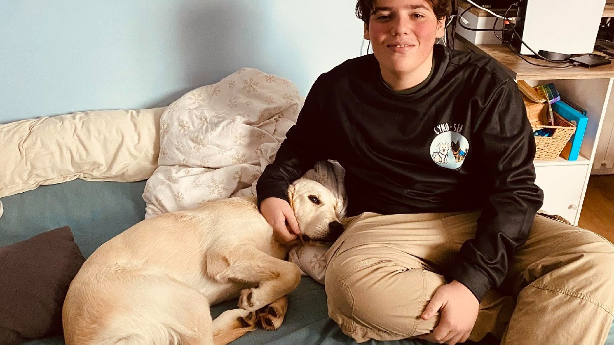 Illustration : "Proche du décrochage scolaire, cet adolescent autiste fait sa rentrée au lycée avec son chien"