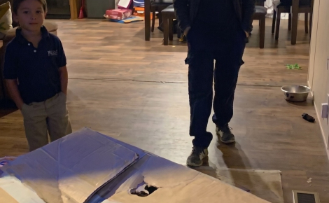 De retour du travail, ce père ramène une boîte en carton d'un chantier pour surprendre ses fils (vidéo)