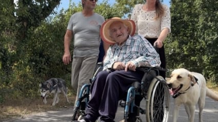 Illustration : Ce chien n&rsquo;a pas pu devenir guide, mais il accompagne d&eacute;sormais les r&eacute;sidents d&rsquo;un EHPAD en promenade