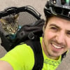 Illustration : Cathode, la chatte qui accompagne son ma&icirc;tre &agrave; v&eacute;lo, &agrave; moto et au ski, en 15 photos
