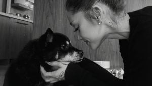 Illustration : « Merci pour ton amour » : Ariana Grande annonce le décès de Coco, sa chienne de 17 ans