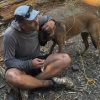 Illustration : Des secouristes attirent une chienne perdue avec leur tortilla, puis la ram&egrave;nent &agrave; son ma&icirc;tre