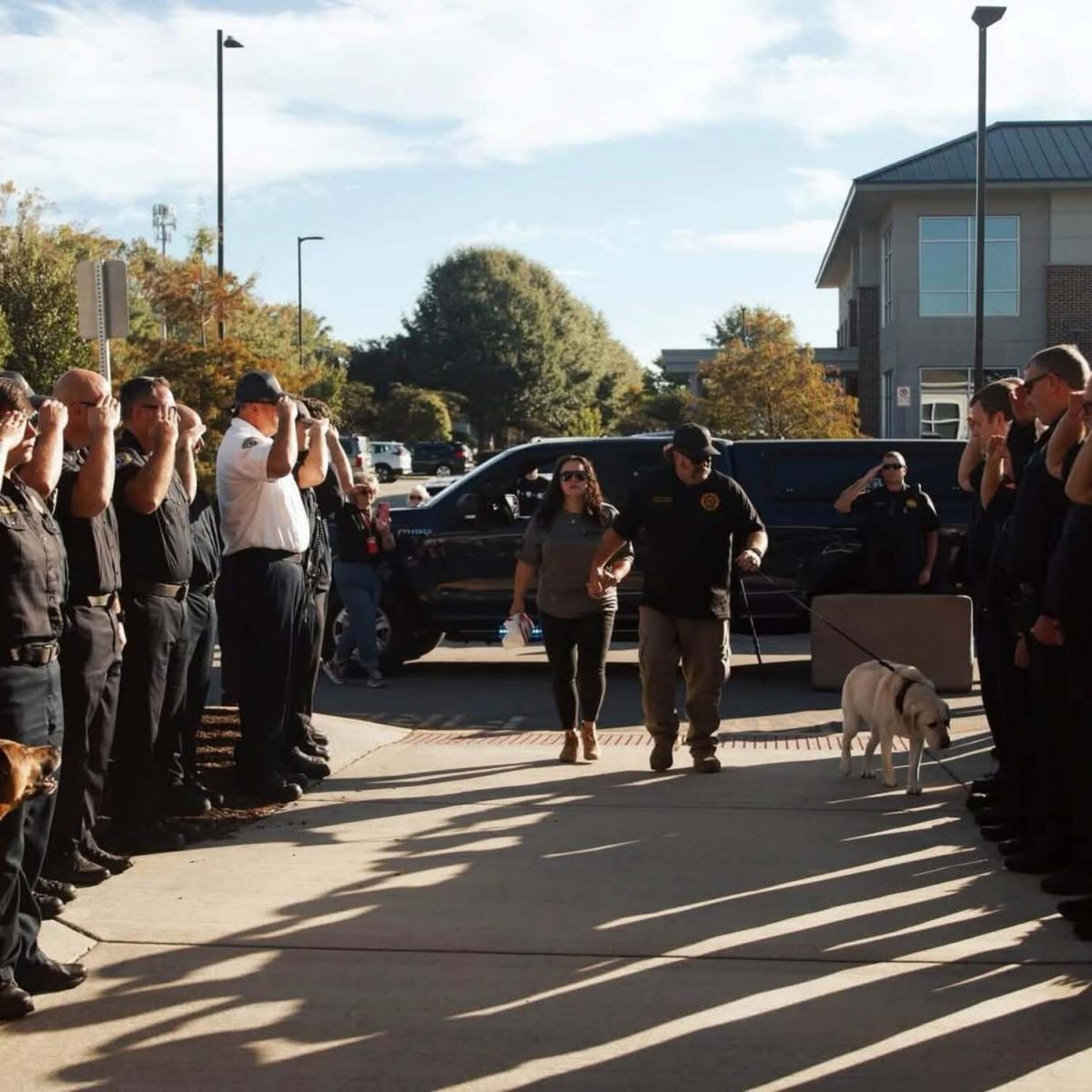 Une haie d'honneur formée par les pompiers et les policiers pour Cinco