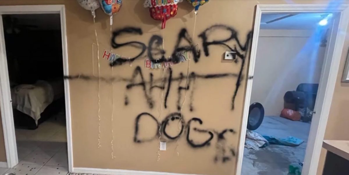 Un tag moqueur fait à la bombe de peinture par les cambrioleurs
