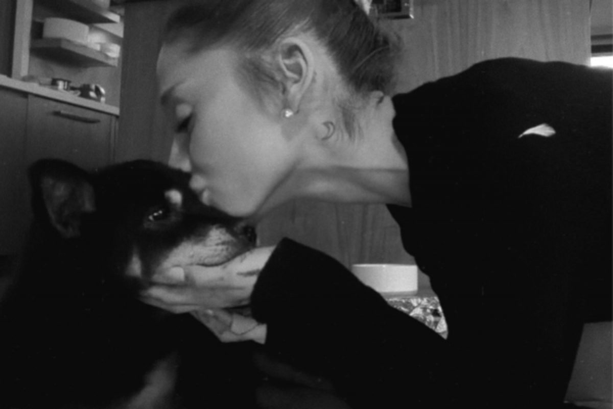 Ariana Grande embrassant sa chienne Coco