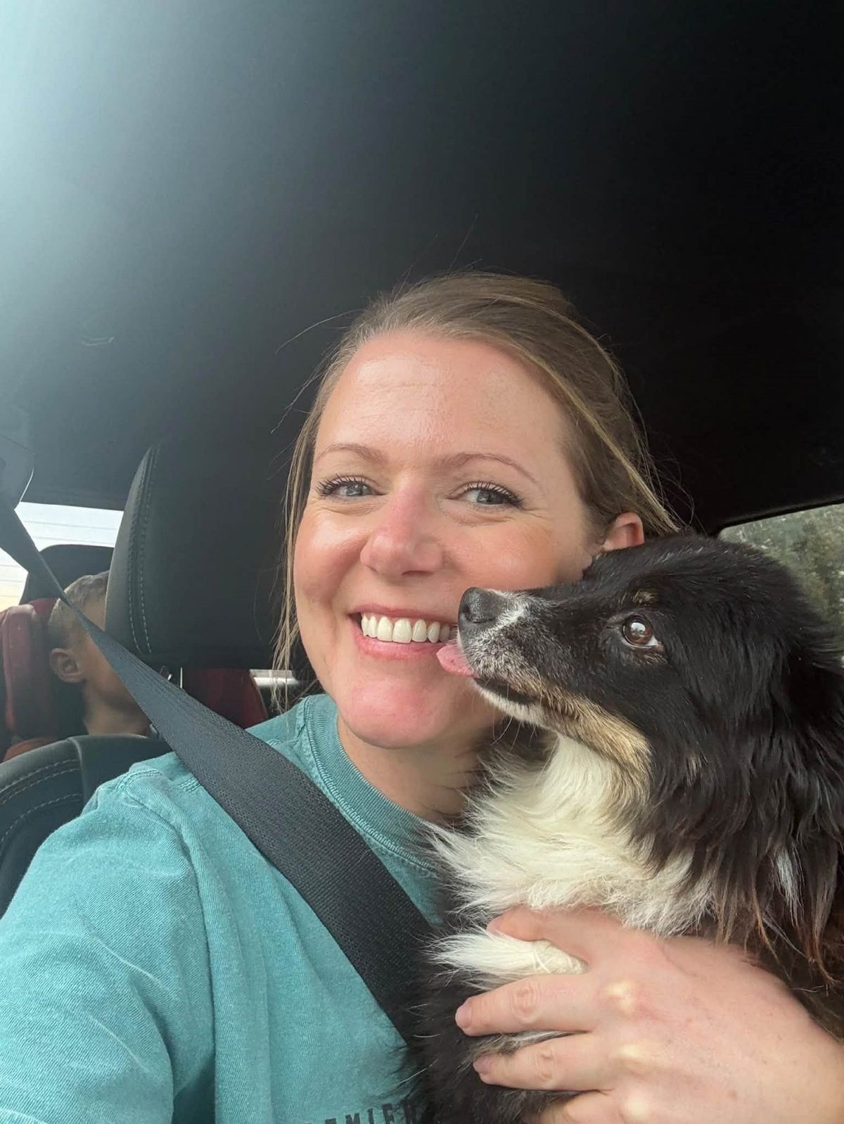 Tiffany Christensen et son chien Tundra dans la voiture