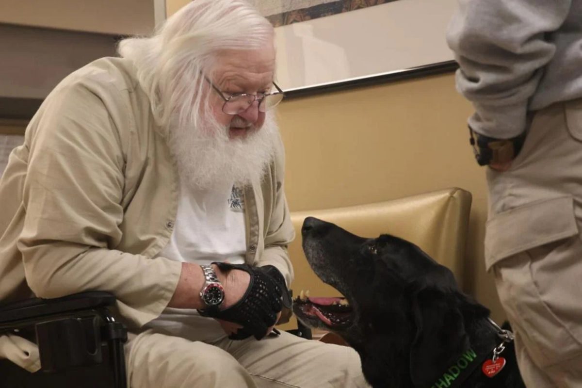 Charles Forinash dans un moment de tendresse avec Shadow