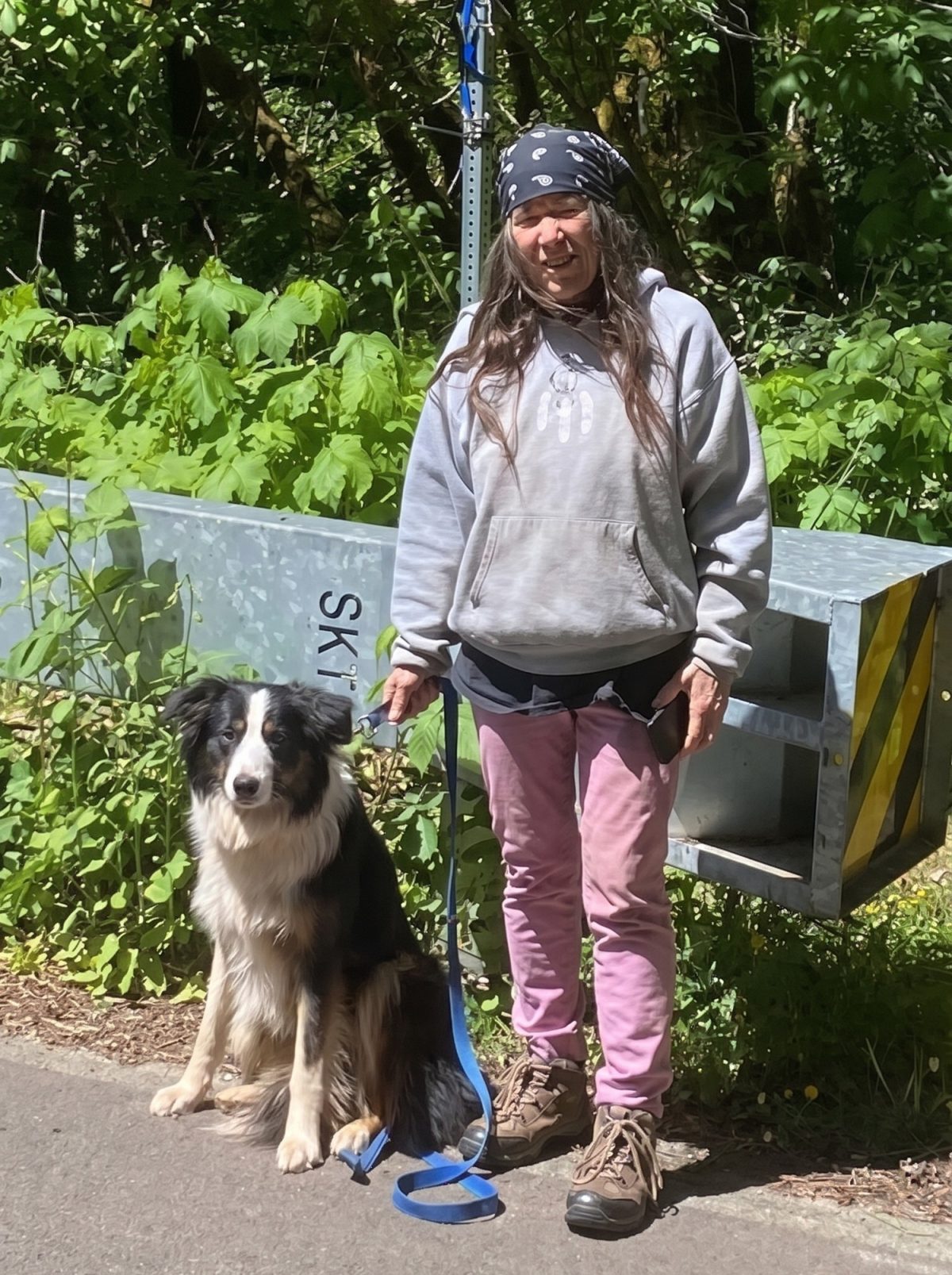 Beau le Border Collie aux côtés de sa maîtresse