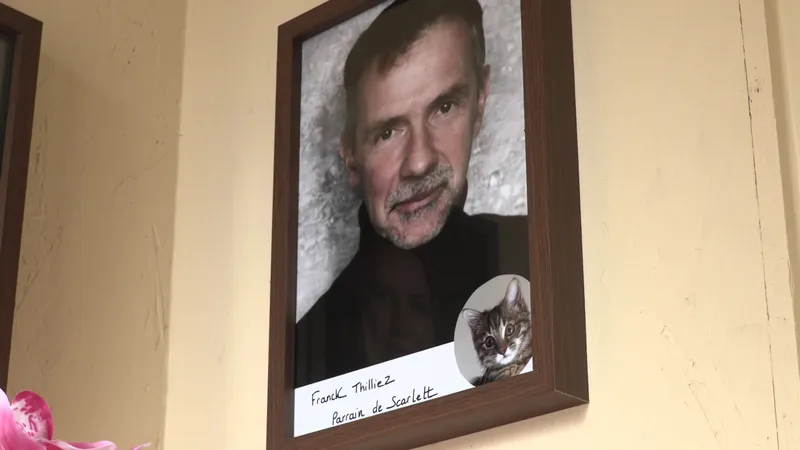 Le portrait encadré de Franck Thilliez accroché dans la librairie