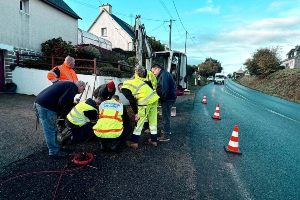 Les secours mobilisés au bord de la route à Plestin-les-Grèves. © Police rurale Plestin