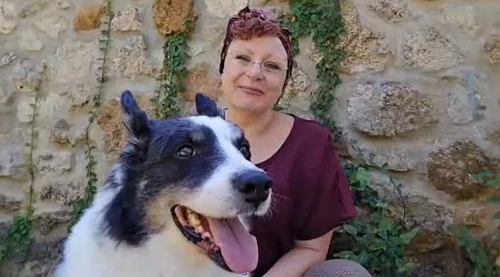 Rio, langue pendante, posé devant Melissa Burris souriante après leurs retrouvailles