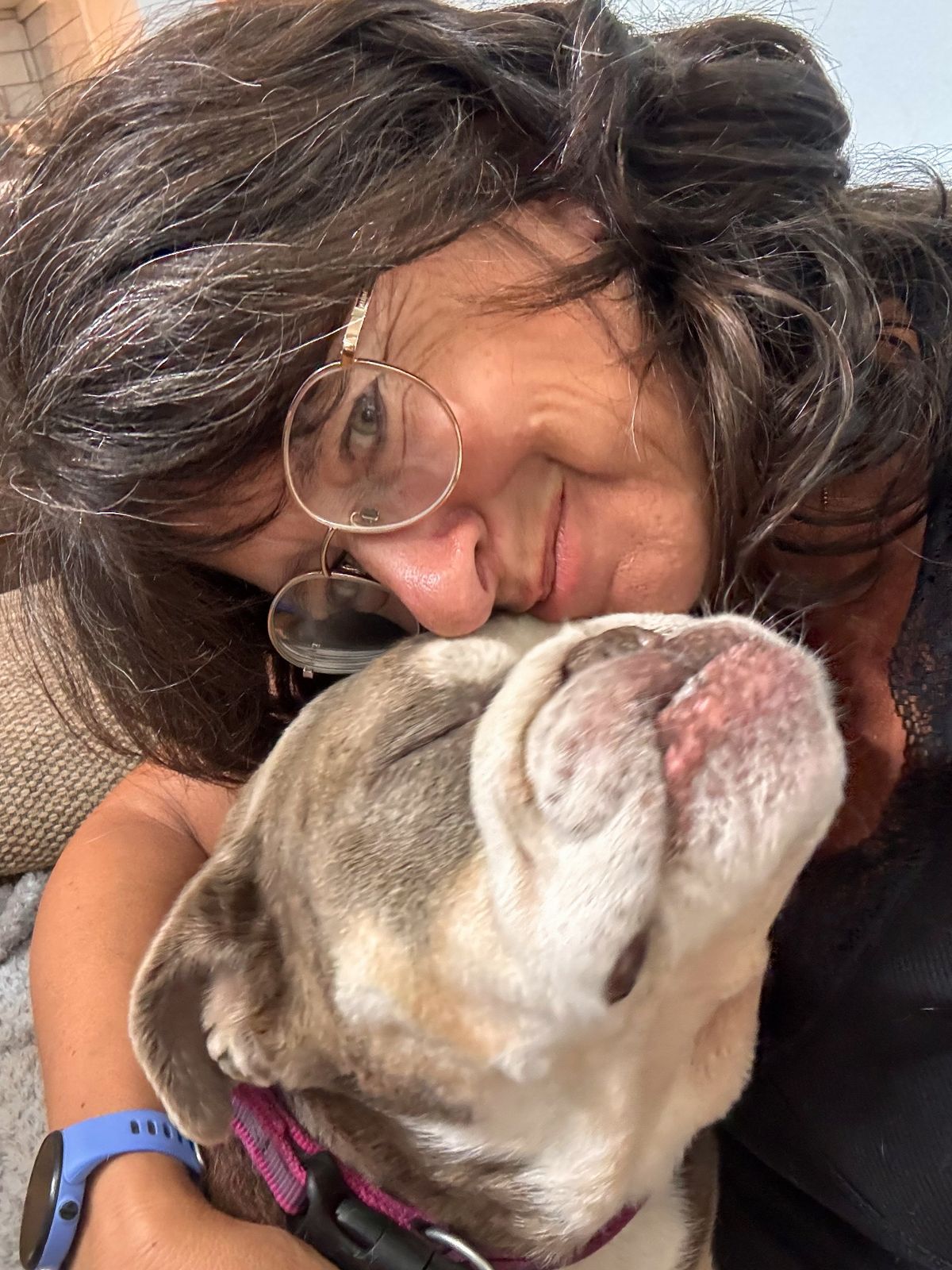 Emmie, lunettes dorées, joue contre joue avec Peggy-Sue au collier rose