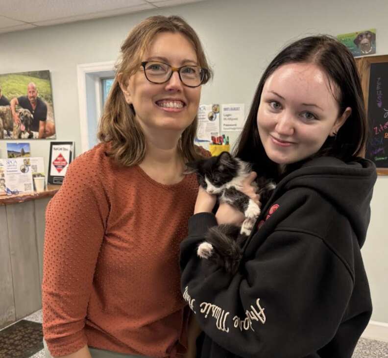 Deux femmes souriantes, l'une tenant un petit chaton dans ses mains